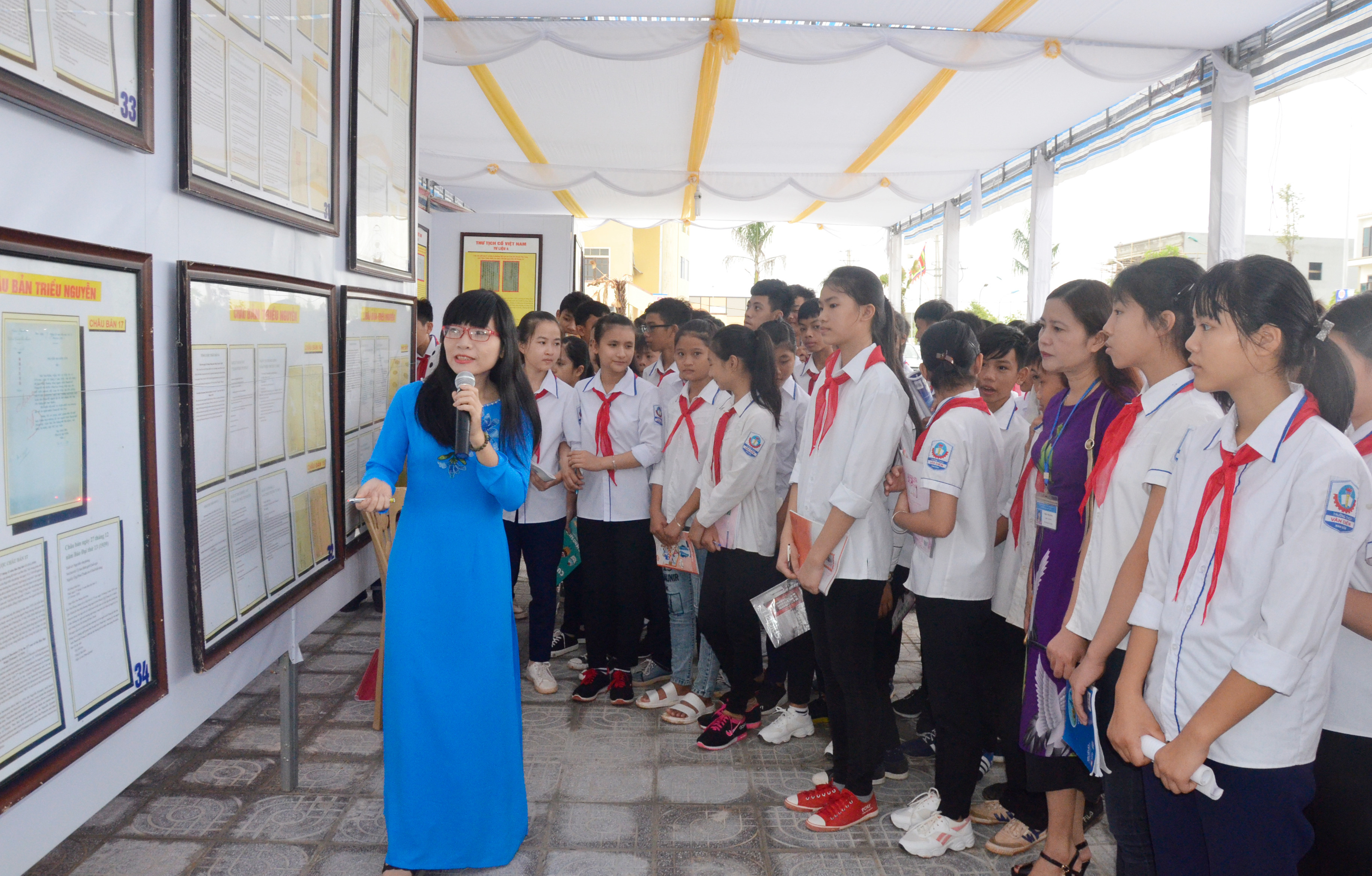 Triễn lãm là dịp để học sinh các trường trên địa bàn huyện Nam Đàn tổ chức học ngoại khóa môn lịch sử. Ảnh Thanh Lê