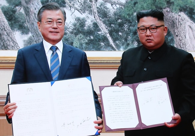 Tổng thống Hàn Quốc Moon Jae-in (trải) và nhà lãnh đạo Triều Tiên Kim Jong-un. Ảnh: Yonhap