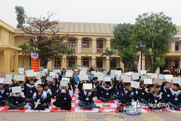 Học sinh Trường THPT Nguyễn Xuân Ôn tham gia cuộc thi rung chuông vàng về ATGT. Ảnh: Mỹ Hà