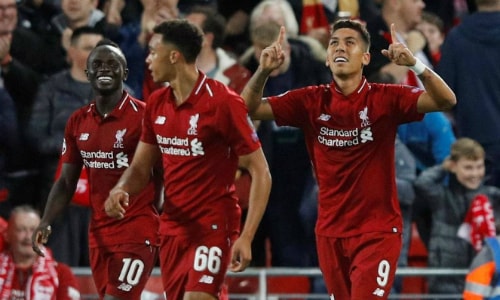 Firmino (phải) vào sân và ngay lập tức thể hiện vai trò ở Liverpool, trong ngày Salah chơi dưới sức. Ảnh: Reuters.