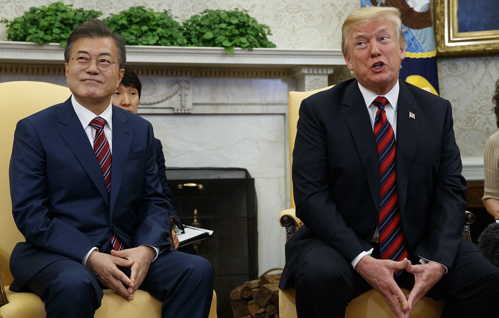 Tổng thống Hàn Quốc Moon Jae-in và Tổng thống Mỹ Donald Trump. Ảnh AP