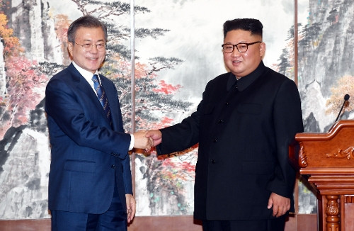 Tổng thống Hàn Quốc Moon Jae-in và Nhà lãnh đạo Triều Tiên Kim Jong-un bắt tay nhau sau khi tổ chức thành công cuộc họp báo chung. Ảnh Yonhap