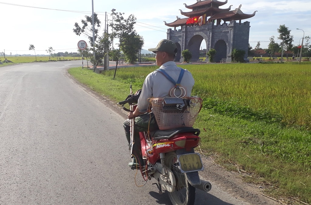 Với bộ kích điện nhỏ gọn, người dân các địa phương trên địa bàn Nghệ An có thể thong dong khắp mọi nơi để săn bắt cá mà không được phát hiện, xử lý từ cơ quan chức năng. Ảnh: Tân Bảo