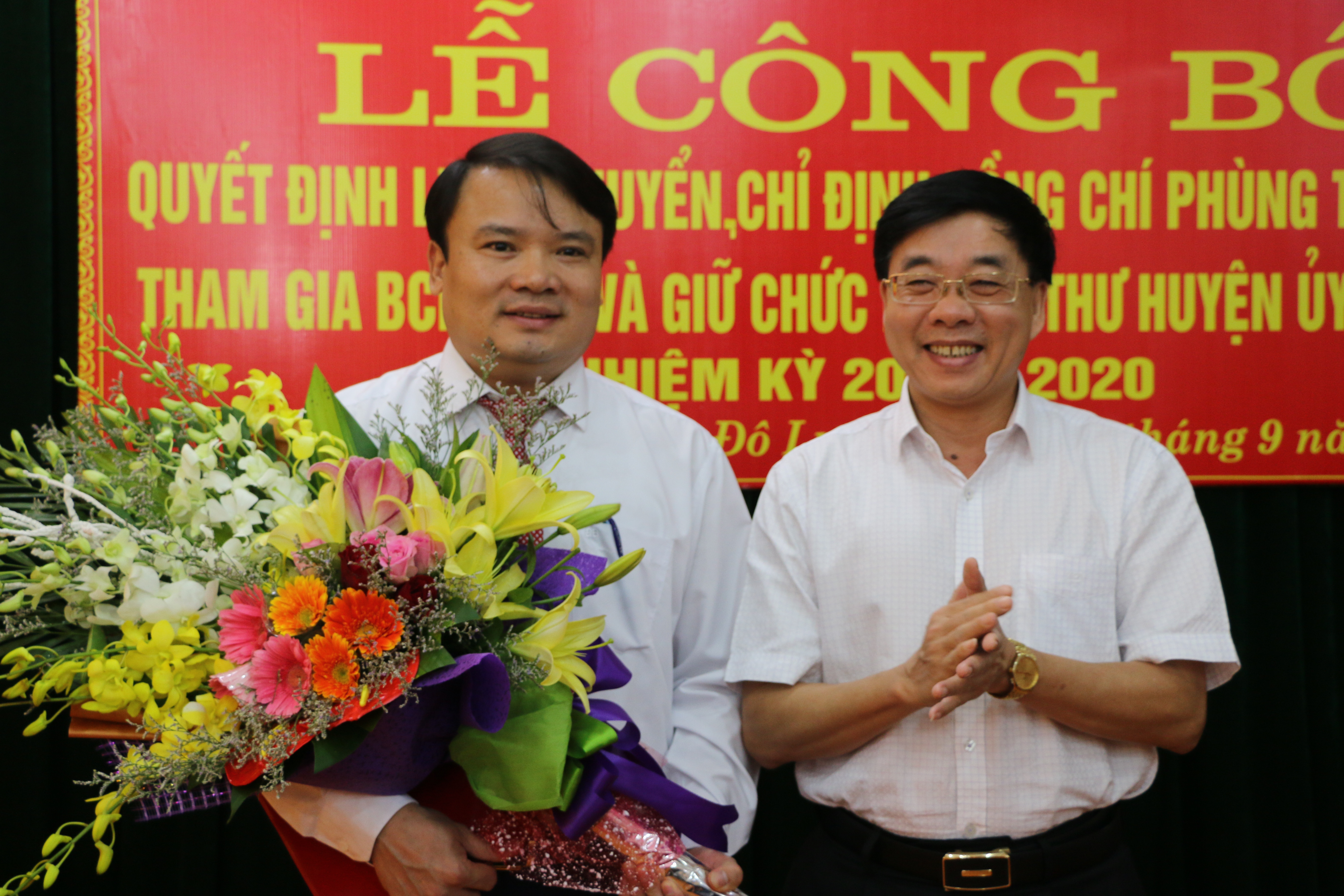 Phó Bí thư Tỉnh ủy Nguyễn Văn Thông trao Quyết định cho đồng chí Phùng Vinh. Ảnh: Hữu Hoàn