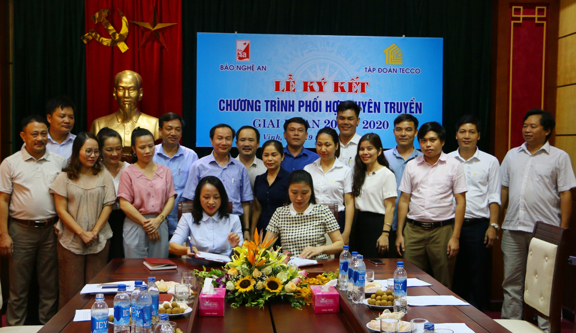 Đai diện 2 đơn vị ký kết chương trình phối hợp tuyên truyền và hoạt động xã hội giai đoạn 2018-2020. Ảnh: Nguyễn Hải