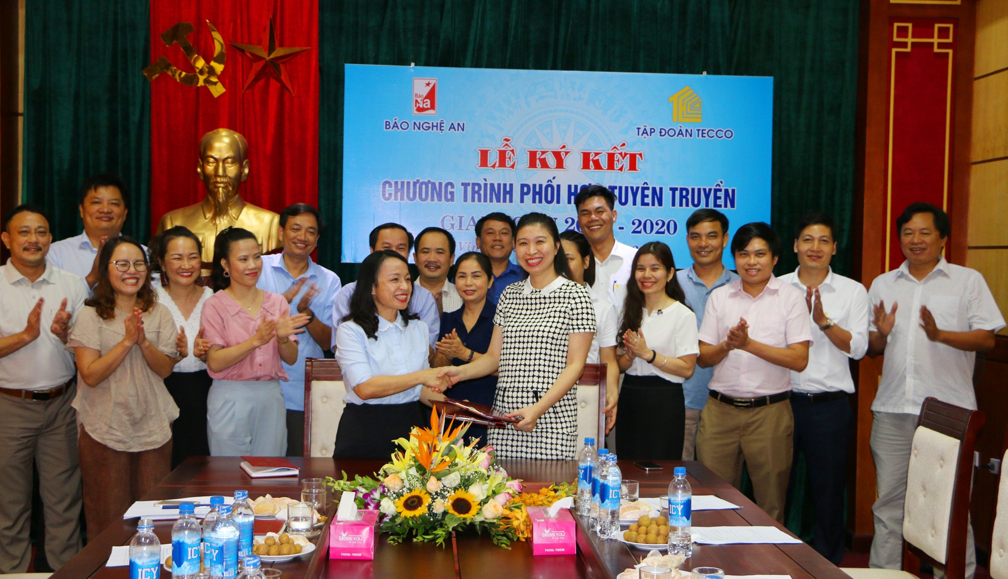 Lãnh đạo Báo Nghệ An và Tập đoàn Tecco trao đổi quy chế sau khi ký kết. Đại diện các phòng ban 2 đơn vị cùng chứng kiến. Ảnh: Nguyễn Hải