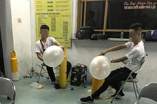 Khu vực bán những quả bóng giá 200.000 đồng tại hành lang đi vào sân khấu lễ hội âm nhạc tại Hà Nội vừa qua. 