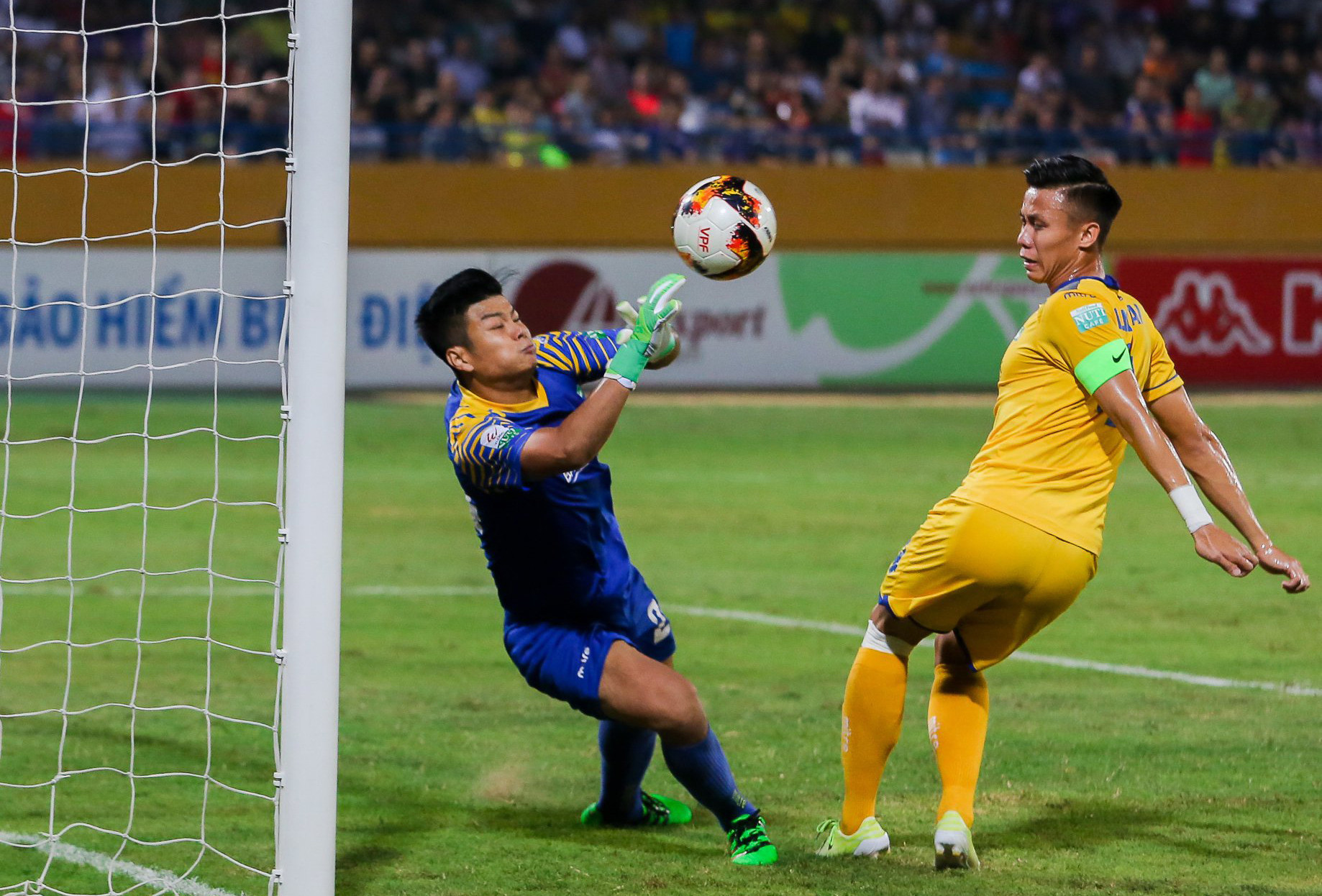 Tình huống SLNA bị thổi penalty trận Hà Nội. Ảnh: Nam Nguyễn