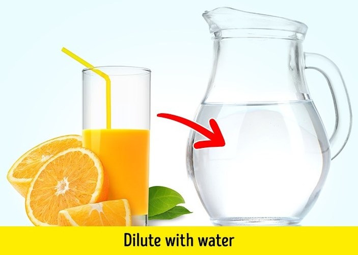 Uống nước cam, quýt: Các loại axit chứa trong trái cây họ cam quýt kích thích dạ dày trống rỗng và nó đặc biệt nguy hiểm đối với những người bị viêm dạ dày hoặc có nguy cơ phát mắc nó.