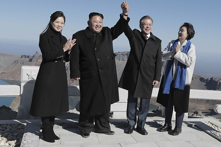 Tổng thống Hàn Quốc Moon Jae-in và Nhà lãnh đạo Triều Tiên giơ cao cái nắm tay trên đỉnh núi thiêng liêng Bạch Đầu, vị trí cao nhất trên Bán đảo Triều Tiên và được xem là nơi khai sinh của dân tộc Triều Tiên. Ảnh: AP