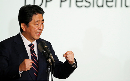 Thủ tướng Nhật Bản Shinzo Abe trong cuộc bầu cử lãnh đạo đảng Dân chủ Tự do hôm nay tại trụ sở đảng ở Tokyo. Ảnh: Reuters.