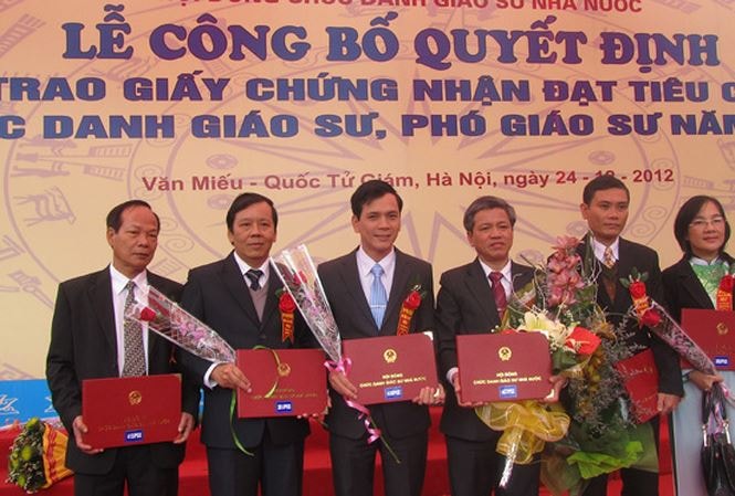 Lễ trao giấy chứng nhận tiêu chuẩn chức danh Giáo sư, phó giáo sư. Ảnh: Minh họa