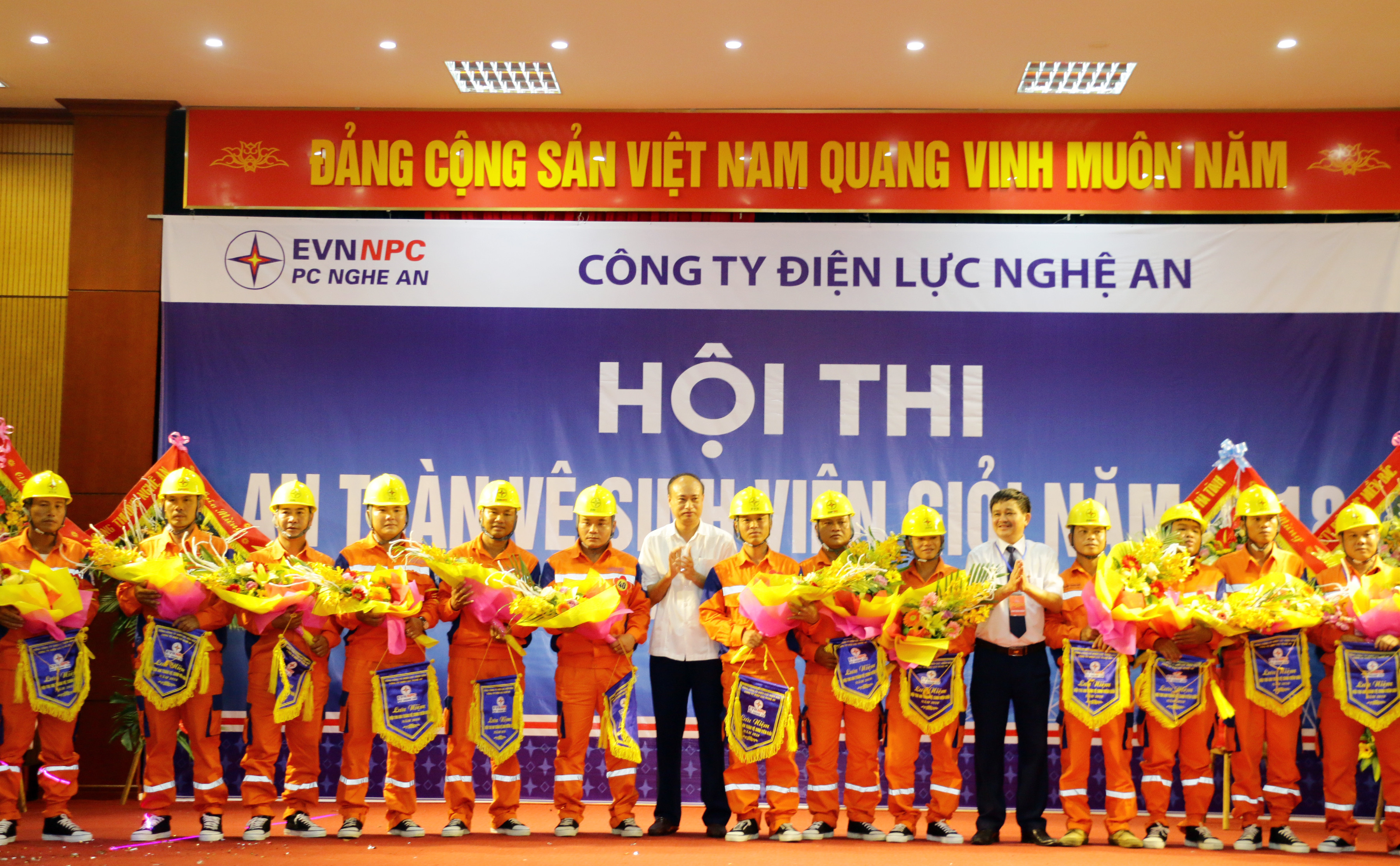 Đồng chí Trịnh Phương Trâm - Giám đốc Công ty Điện lực Nghệ An tặng hoa và cờ lưu niệm cho các đơn vị tham gia hội thi. Ảnh: Mỹ Hà