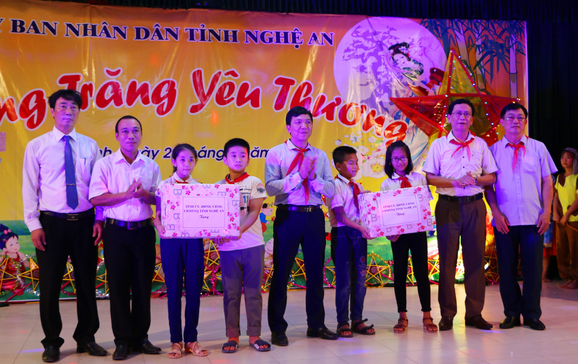 Đại diện Văn phòng UBND tỉnh trao quà cho đại diện trẻ em Trung tâm giáo dục người khuyết tật và Làng trẻ SOS tỉnh. Ảnh: Nguyễn Hải