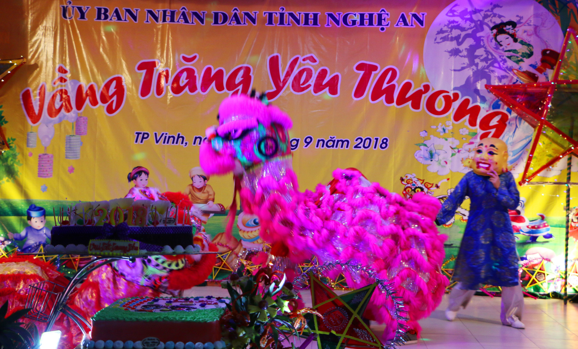 Múa lân, tiết mục văn nghệ không thể thiếu trong dịp Tết Trung thu được các học sinh Trường năng khiếu Thiếu nhi Việt Đức biểu diễn. Ảnh: Nguyễn Hải