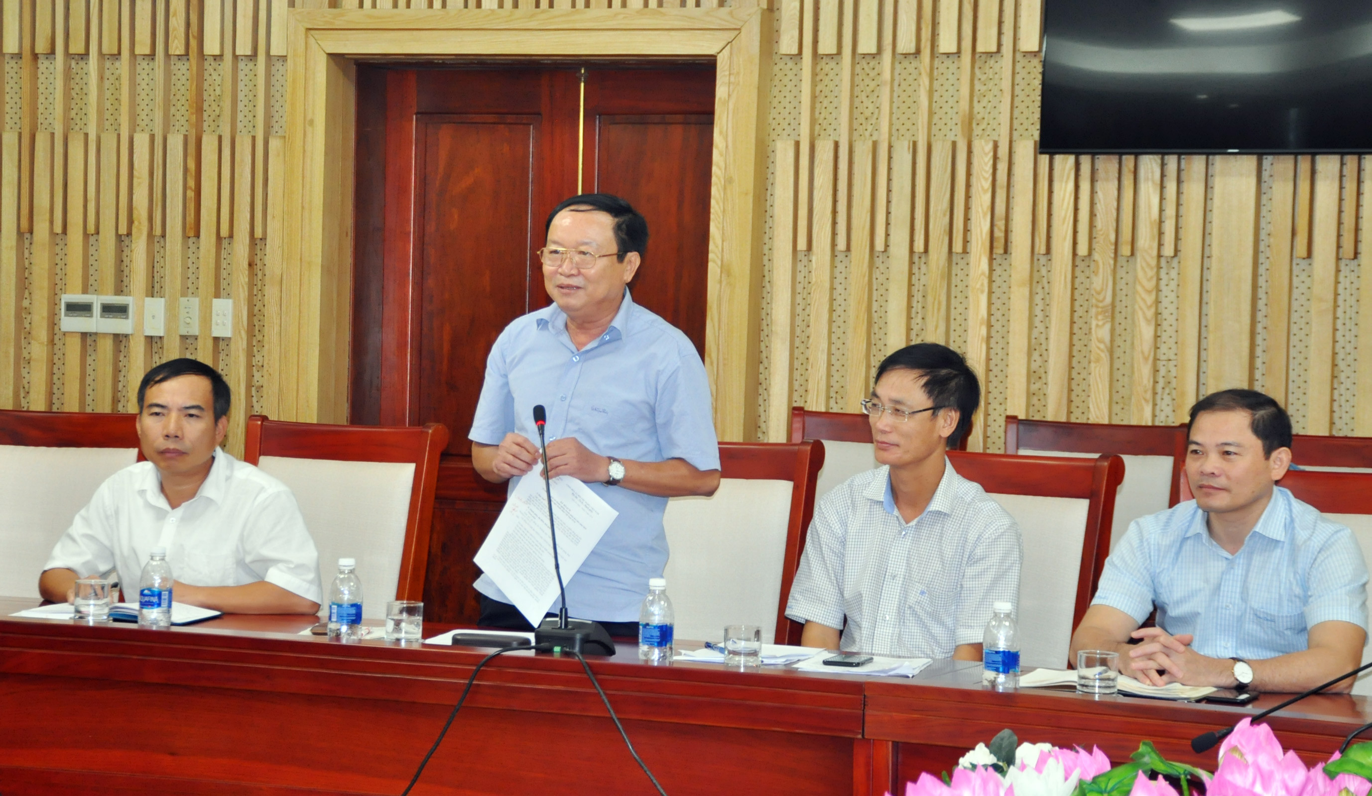 Đồng chí Thái Khắc Thư – Bí thư Đảng ủy khối DNNN phát biểu cho ý kiến về kế hoạch tổ chức ngày doanh nhân. Ảnh Việt Phương