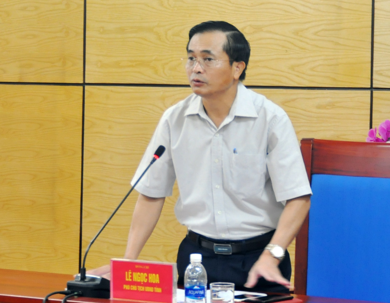 Phó chủ tịch UBND tỉnh Lê Ngọc Hoa chủ trì cuộc giao ban. Ảnh Việt Phương