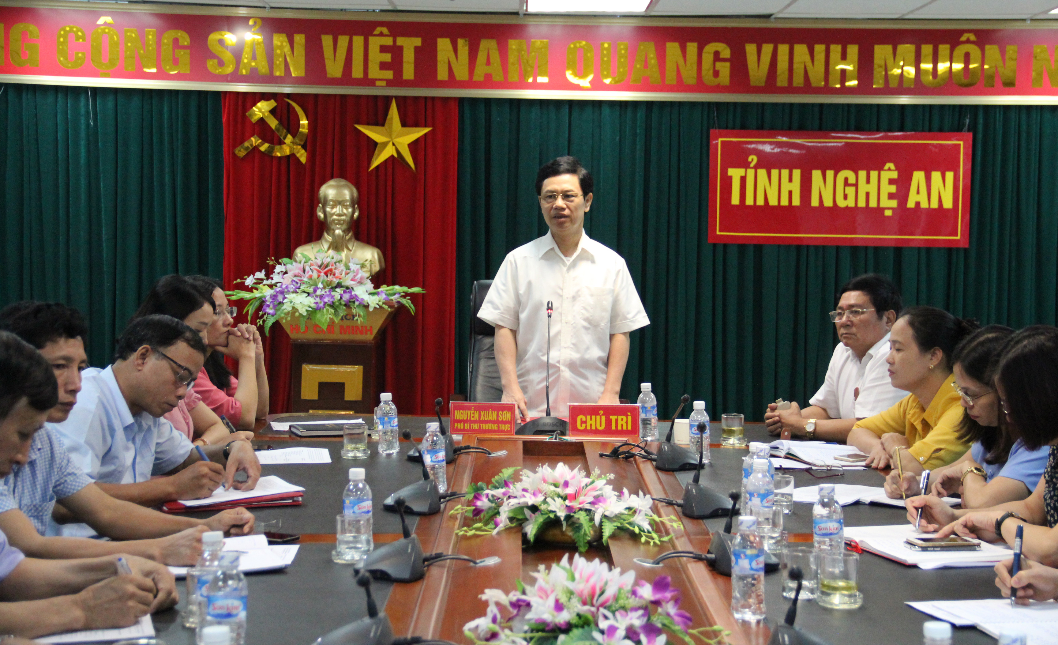 Đồng chí Nguyễn Xuân Sơn chủ trì tại điểm cầu Nghệ An. Ảnh: Kim Oanh