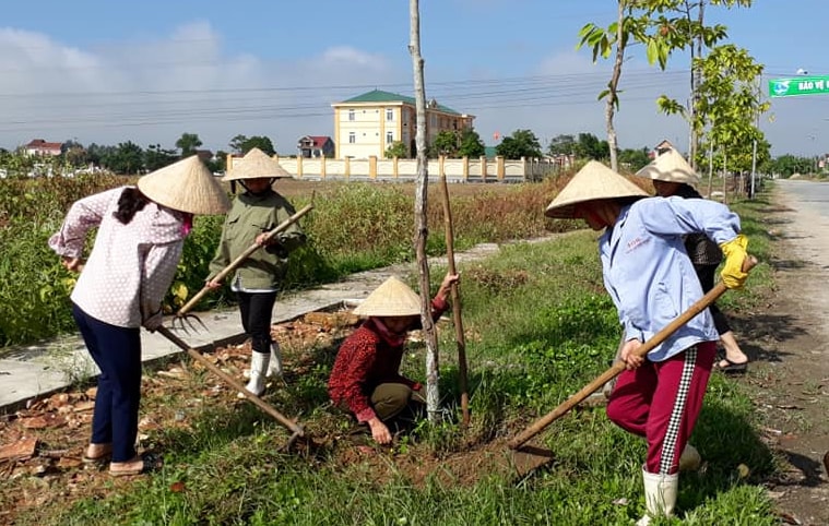 Chăm sóc đoạn đường hoa trên địa bàn. Ảnh: Thu Hiền