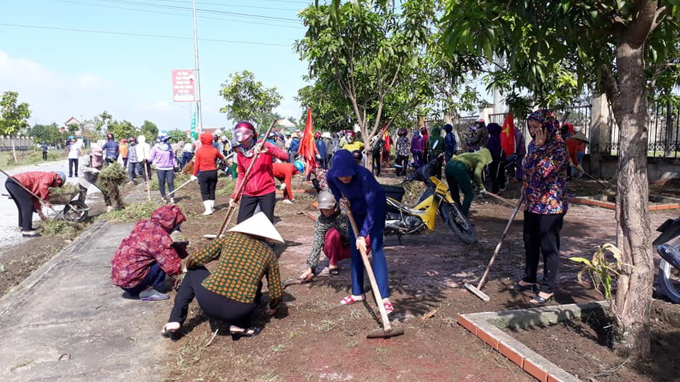 Về tham gia buổi lễ có hơn 300 cán bộ, hội viên phụ nữ trên địa bàn, cùng 160 thầy cô và các em học sinh đến từ Trường THPT Nguyễn Duy Trinh.