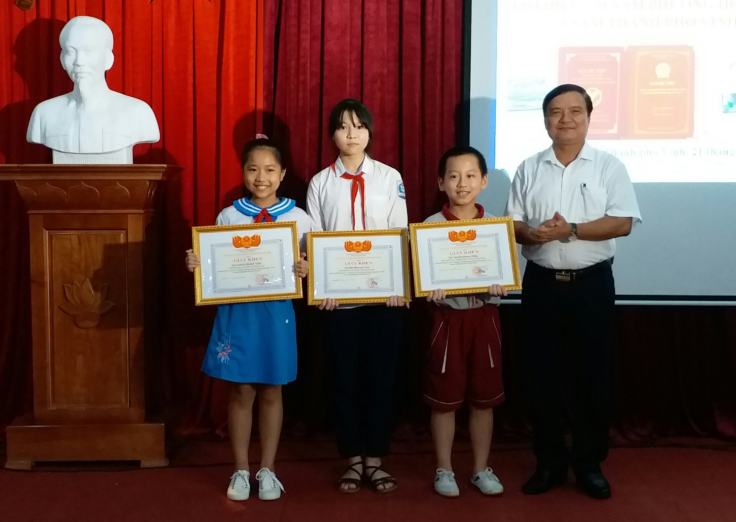 Ban Tổ chức trao giải Nhất cho 3 học sinh Trường TH Lê Lợi, THCS Hưng Dũng, Trường thực hành Đại học Vinh. Ảnh: Ngân Hà
