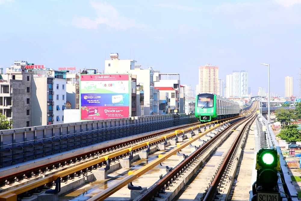 Vận tốc khai thác của đoàn tàu tuyến số 2A dự kiến sẽ đạt 35km/giờ. Nhà ga Cát Linh là điểm đầu của dự án được xây dựng trên phố Hào Nam. Các nhà ga đều được trang bị thang cuốn, thang máy và thang bộ; được thiết kế mỹ thuật, hài hòa với cảnh quan đô thị Hà Nội mà vẫn đảm bảo thuận tiện đối với hành khách.