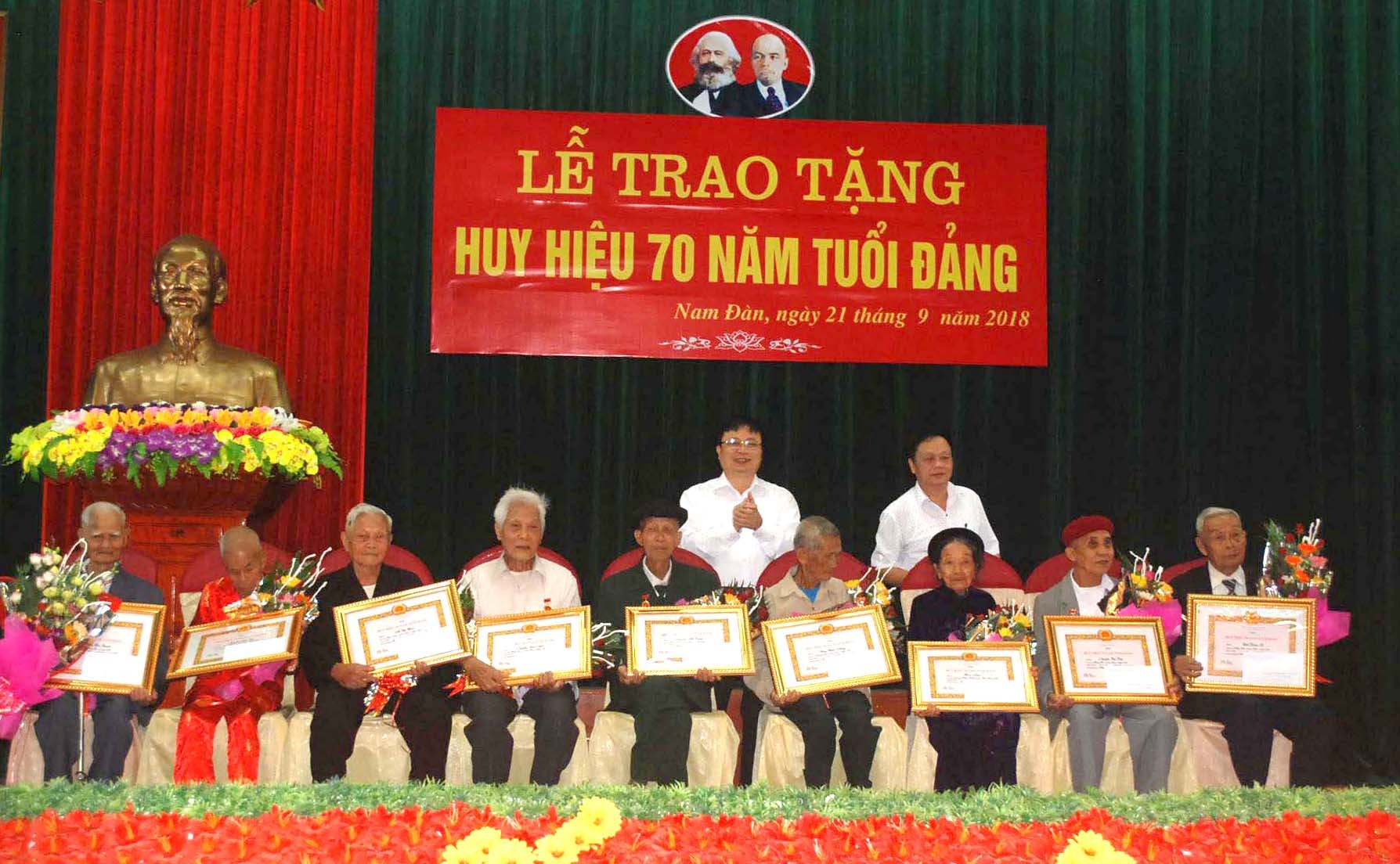 Các đồng chí lãnh đạo huyện Nam Đàn trao Huy hiệu 70 năm tuổi Đảng cho các đảng viên lão thành. Ảnh: 