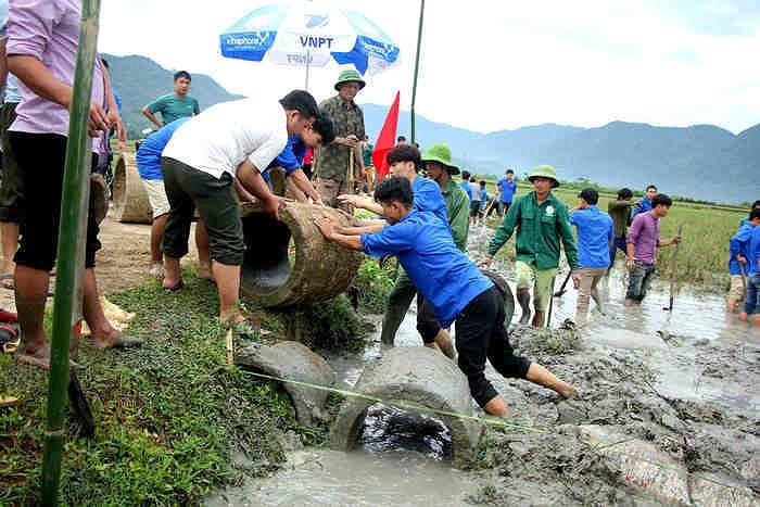 ĐVTN Quế Phong ra quân làm đường giao thông nội đồng. Ảnh: Tư liệu