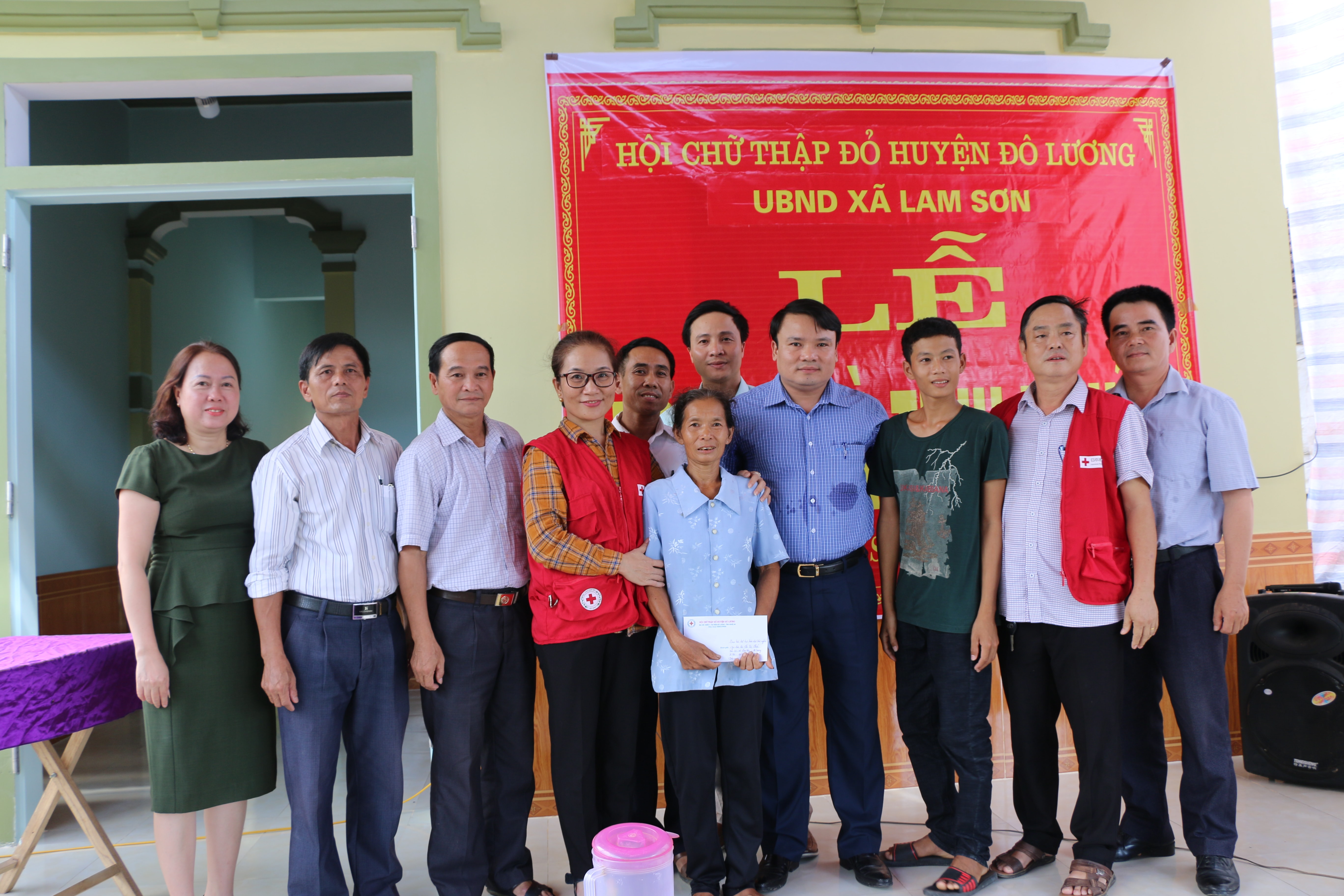 Lãnh đạo huyện Đô Lương trao tiền hỗ trợ xây dựng nhà cho bà Lê Thị Hiển – xã Lam Sơn. Một mình bà Hiển nuôi con trai bị câm điếc bẩm sinh.