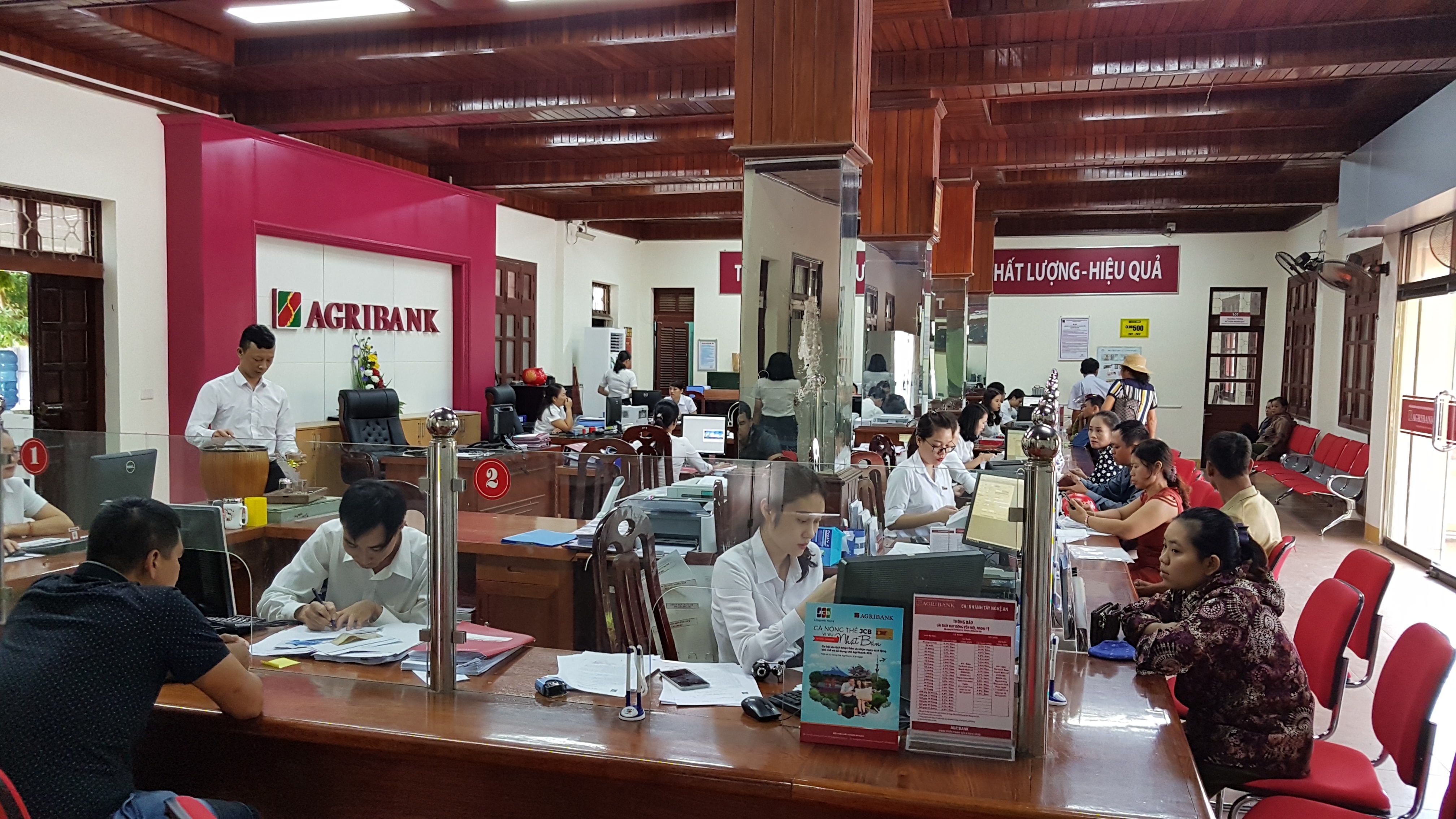 Giao dịch tại Agribank chi nhánh Tây Nghệ An. Ảnh TC
