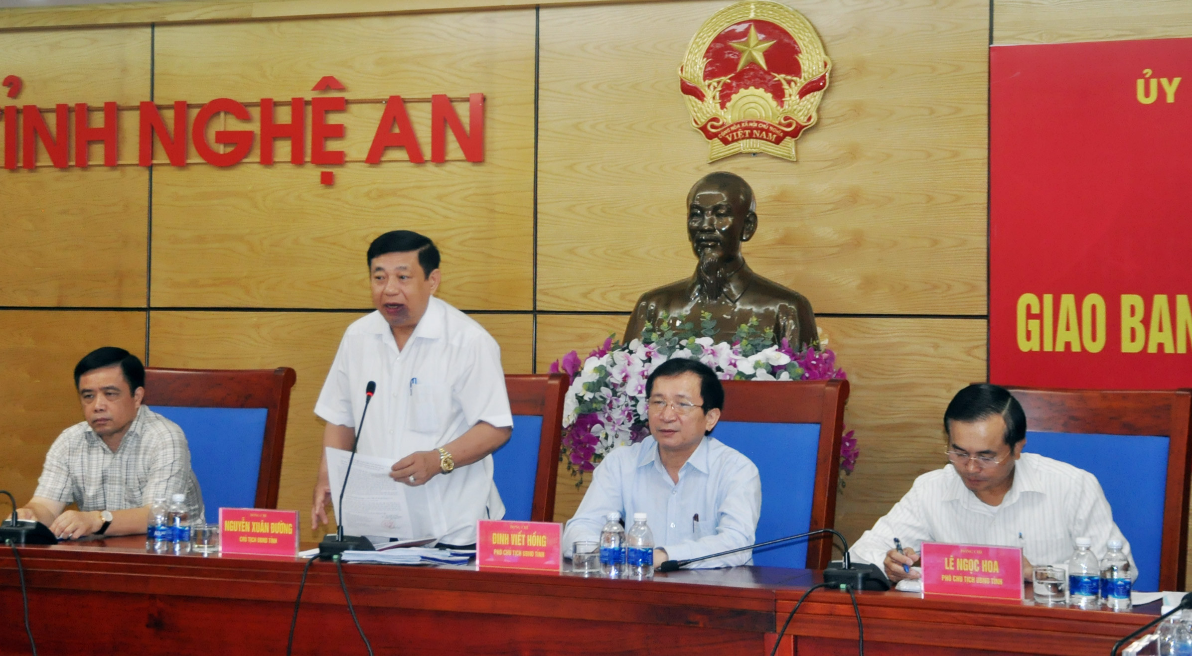 Chủ tịch UBND tỉnh Nguyễn Xuân Đường chủ trì phiên họp. Ảnh: Việt Phương