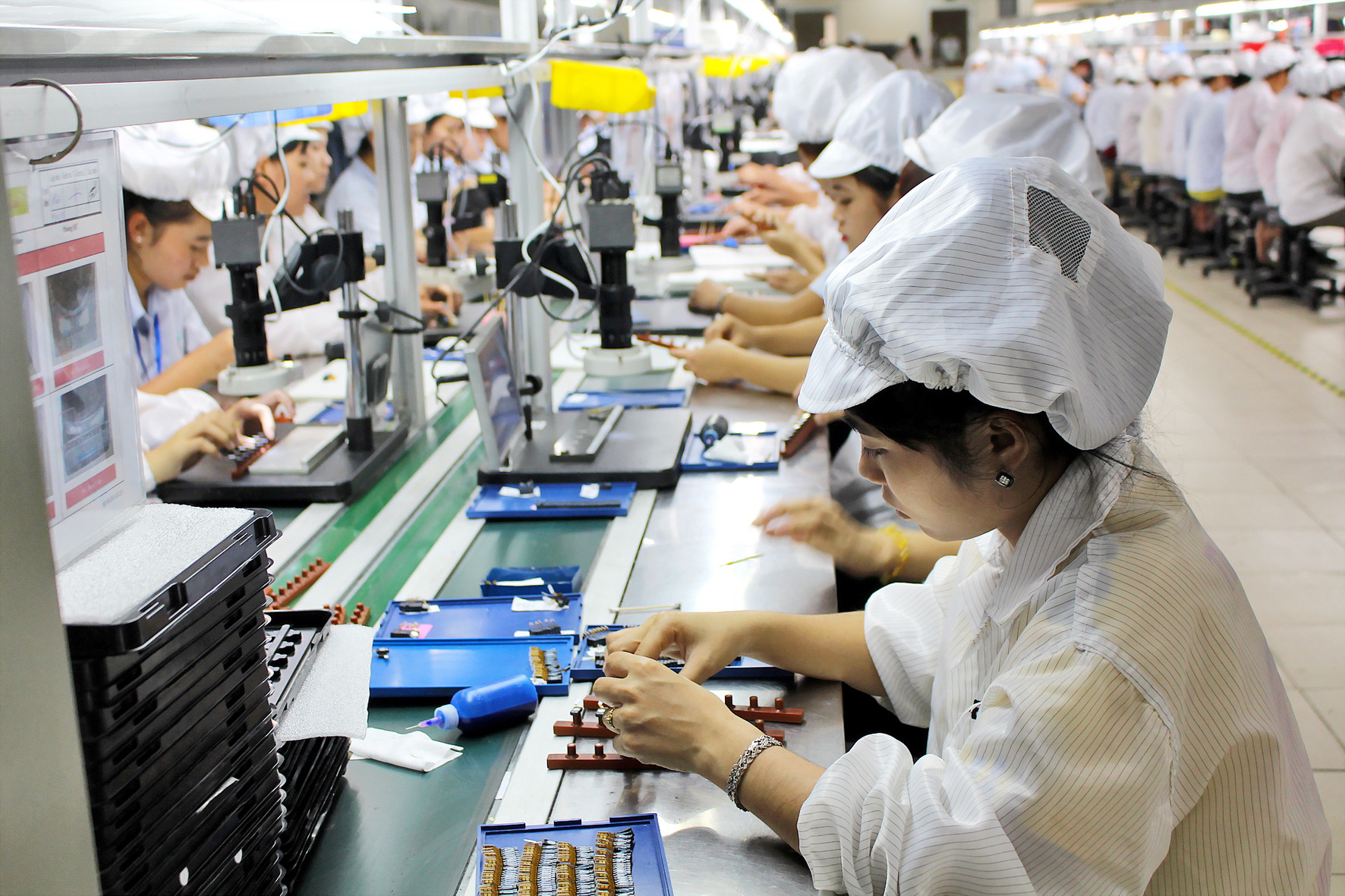 Sản xuất hàng điện tử ở Công ty điện tử BSE Việt Nam tại Khu Công nghiệp Nam Cấm. Ảnh: Châu Lan