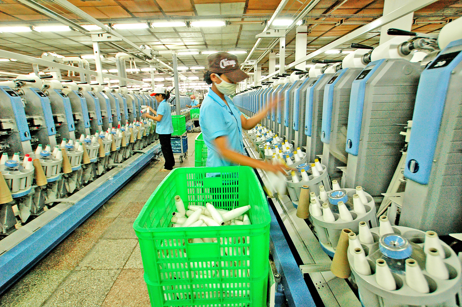 Dây chuyền sản xuất sợi tại Công ty CP Dệt may Hoàng Thị Loan. Ảnh: An Vinh