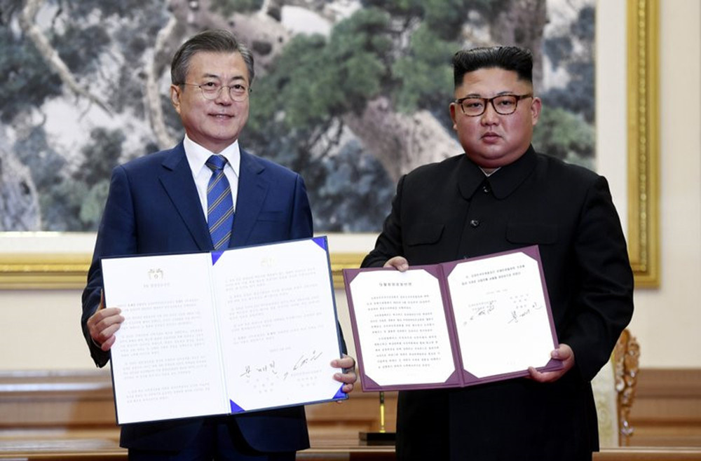 Ngày 19/9, tại nhà khách quốc gia Paekhwawon, Tổng thống Hàn Quốc Moon Jae In và lãnh đạo Triều Tiên Kim Jong Un có cuộc hội đàm thứ hai trong khuôn khổ Thượng đỉnh Bình Nhưỡng. Yonhap cho biết hai nhà lãnh đạo đã ký tuyên bố chung. Nhà lãnh đạo Kim Jong Un cho biết ông sẽ thăm Seoul 