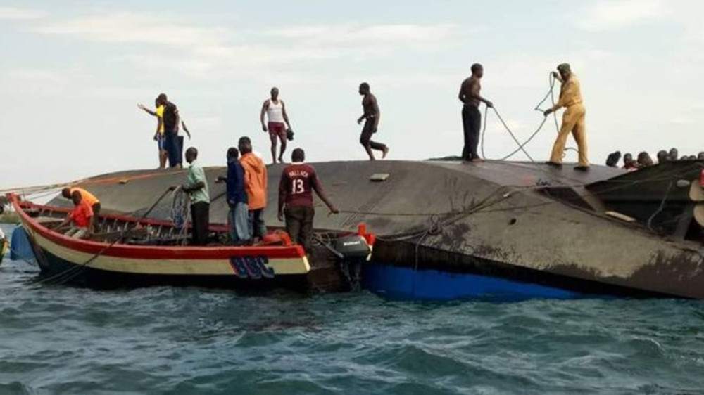 Tình nguyện viên tham gia cứu hộ phà bị chìm tại Tanzania. Ảnh: Stephen Msengi.