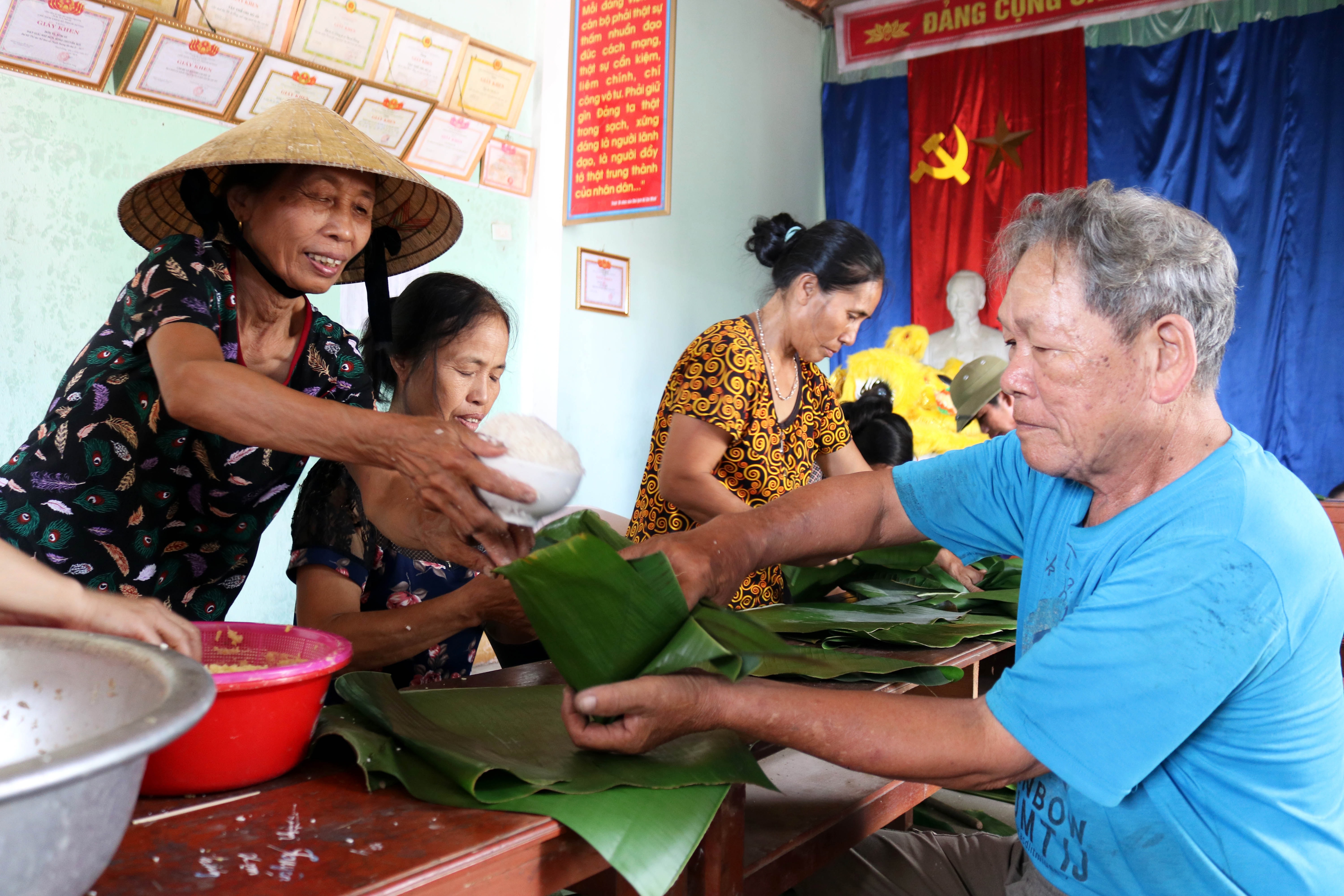 Dường như người dân các xóm đều gác lại công việc riêng tư để tập trung cho việc chuẩn bị Tết Trung thu. Tại nhà văn hóa, các mẹ các cụ cao tuổi cũng tham gia gói bánh.