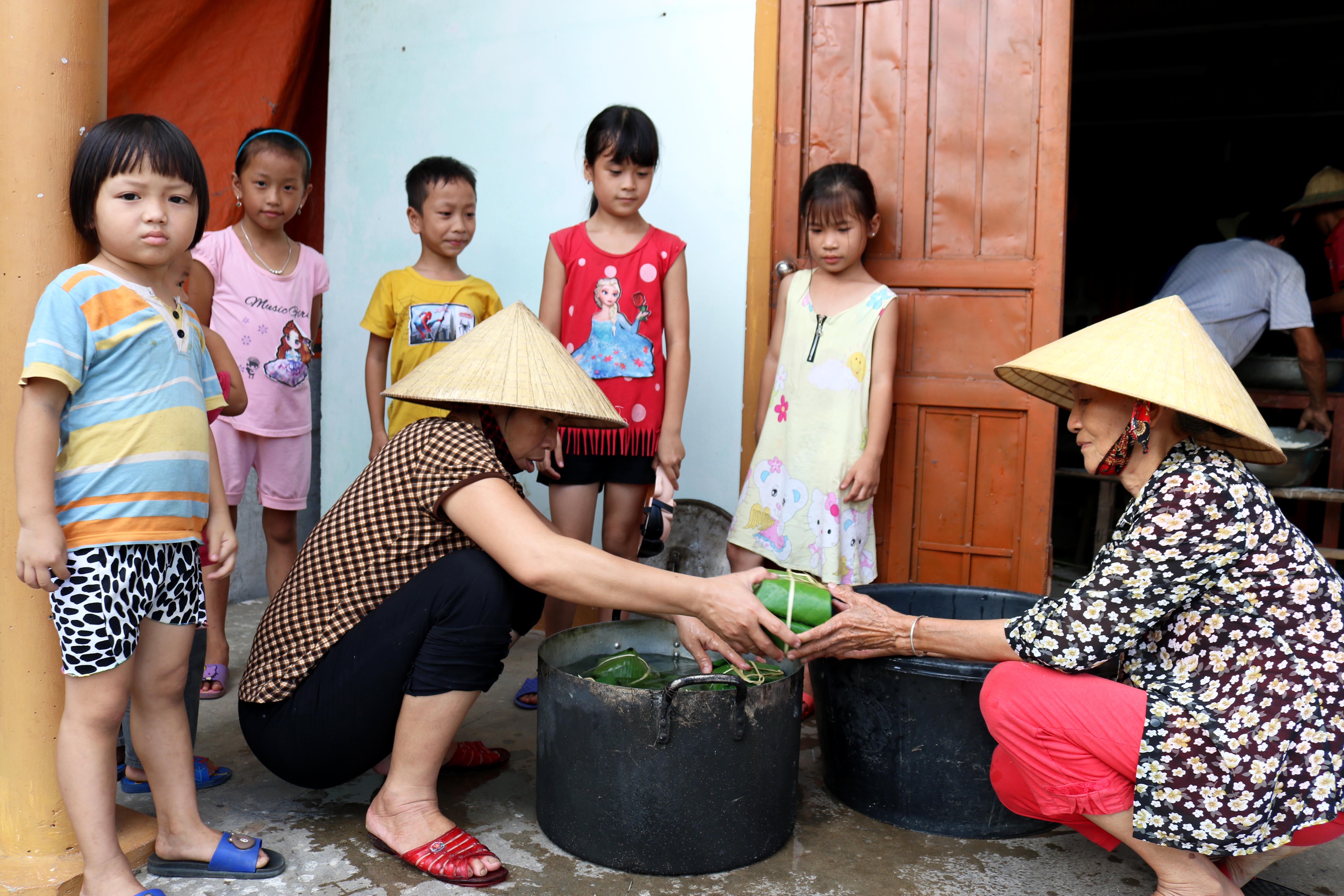 Ngày Tết Trung thu, tùy điều kiện của các xóm mà người dân tổ chức đón Tết phù hợp, thường thì các xóm sẽ góp gạo thổi cơm chung làm bữa ăn đoàn kết và gói bánh chưng tặng các em nhỏ