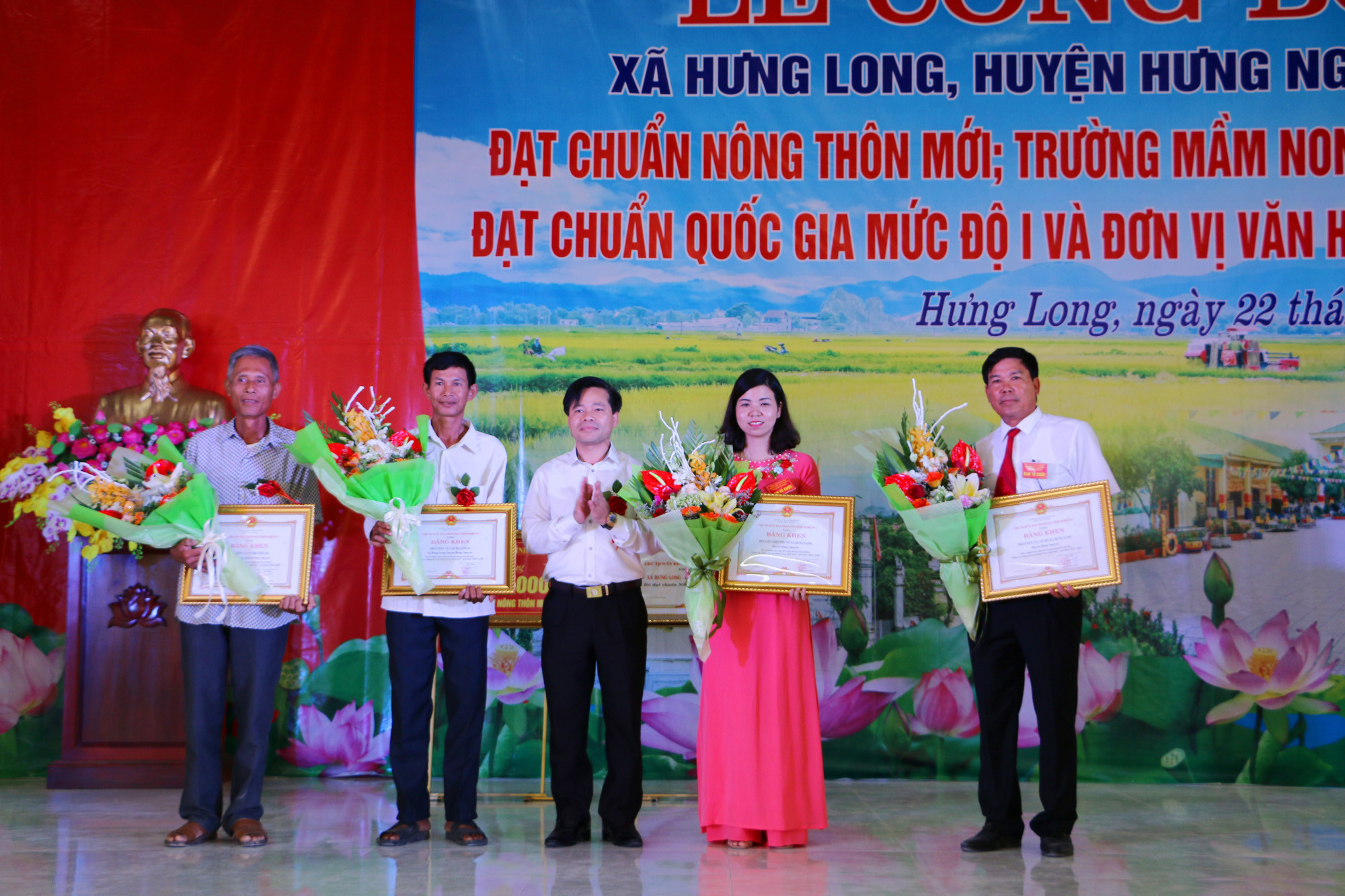 Trao Bằng khen của Chủ tịch UBND tỉnh cho 4 tập thể có thành tích trong xây dựng NTM xã Hưng Long. Ảnh: Nguyễn Hải