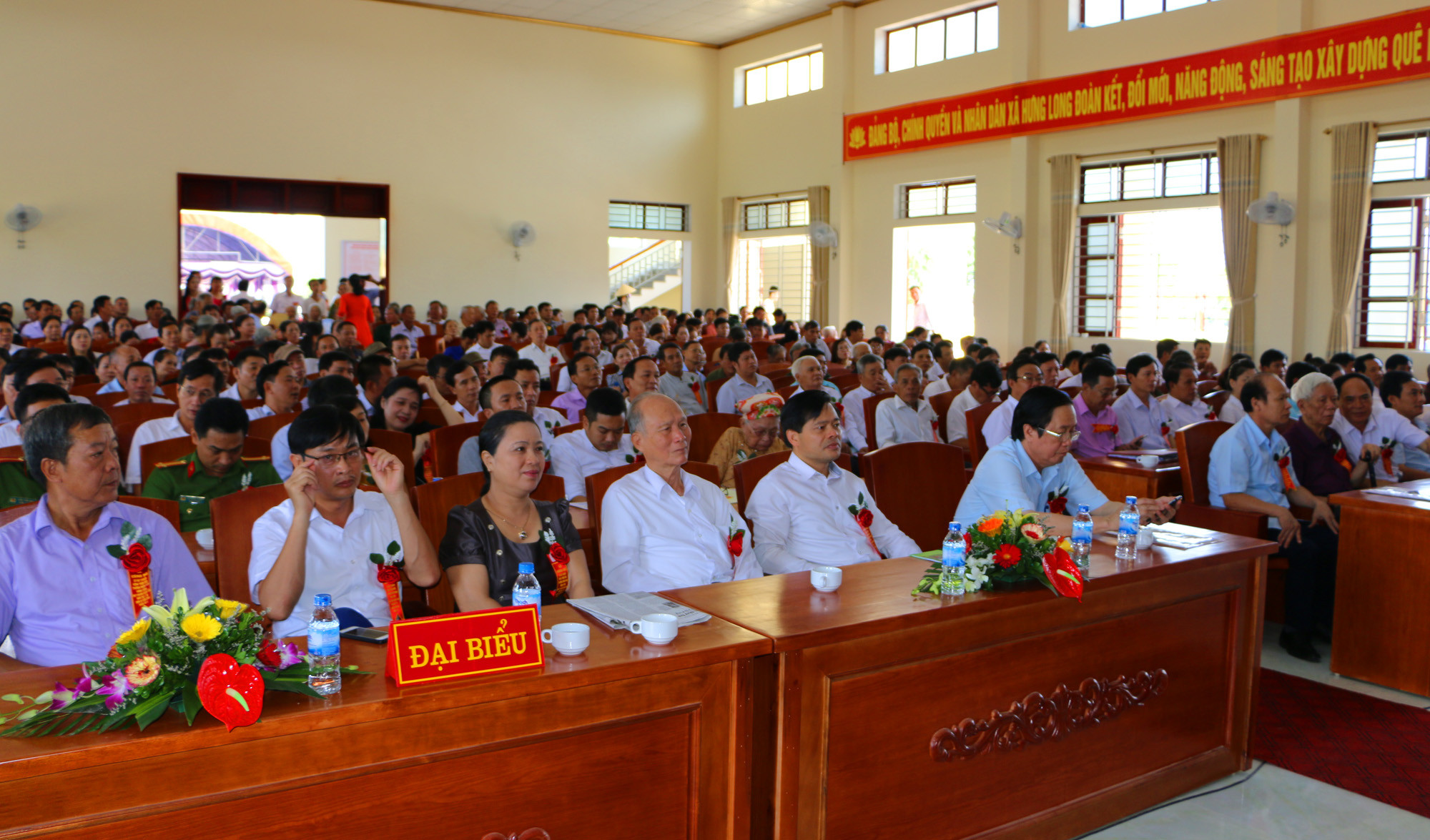 Các đại biểu đại diện các sở ban ngành, huyện Hưng Nguyên và đông đảo các con em tiêu biểu xã Hưng Long. Ảnh: Nguyễn Hải