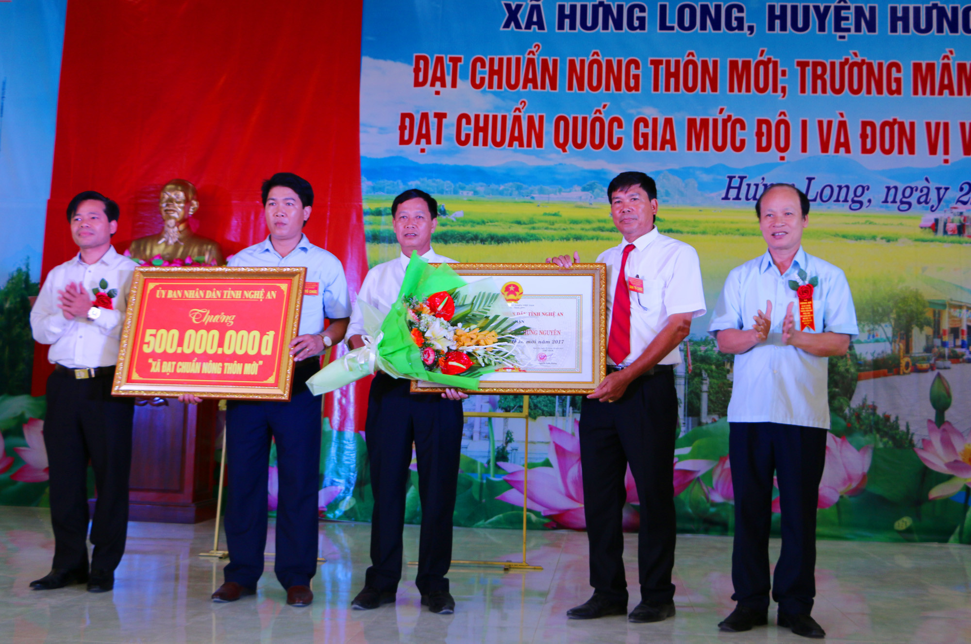 Trao Bằng công nhận đạt chuẩn Quốc gia về xây dựng Nông thôn mới năm 2017 cho xã Hưng Long. Ảnh: Nguyễn Hải