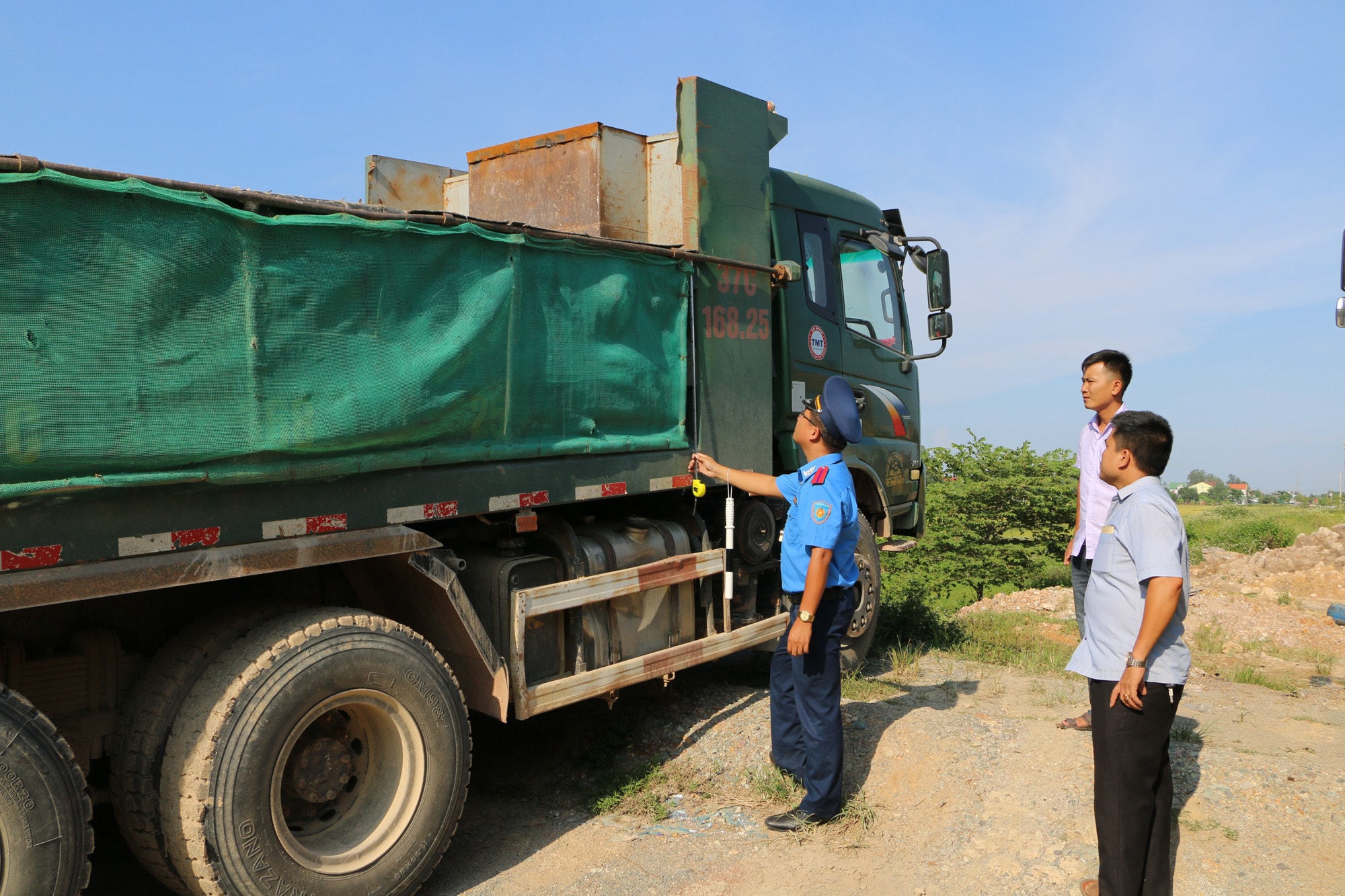 Một xe tải khác của Công ty, mặc dù đang nằm tại xưởng nhưng cũng được đoàn kiểm tra, nhắc nhở. Ảnh: Nguyễn Hải