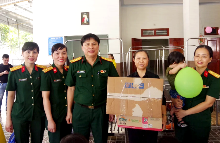 Ban phụ nữ của Bộ CHQS tỉnh trao quà trung thu. Ảnh: Hoàng Long