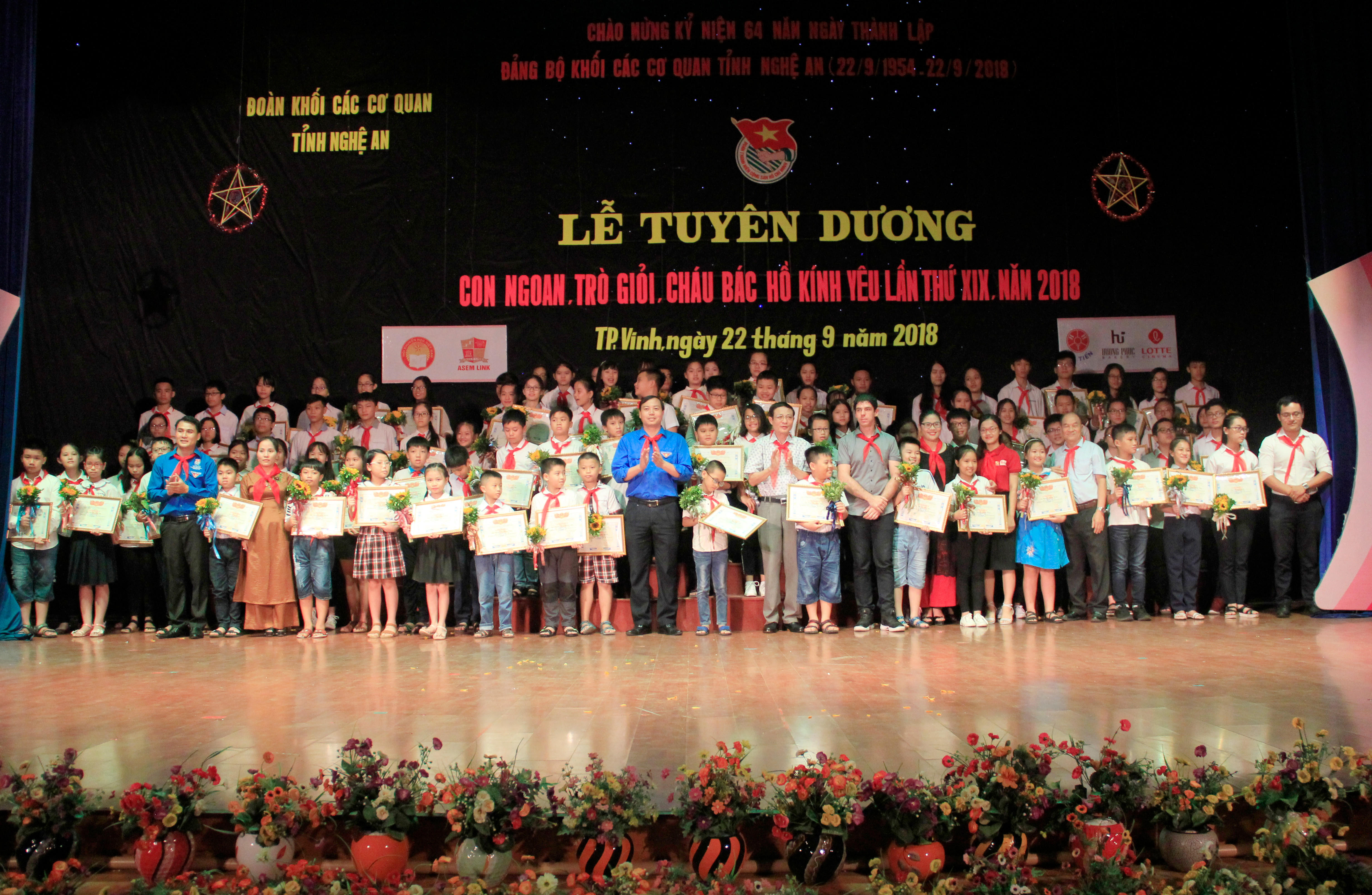 Lễ tuyên dương “Con ngoan – Trò giỏi - Cháu Bác Hồ kính yêu” năm 2018 được tổ chức nhằm tuyên dương 99 em học sinh là con của cán bộ công chức, viên chức, người lao động trong Khối Các cơ quan tỉnh Nghệ An có thành tích xuất sắc trong học tập và rèn luyện năm học 2017 – 2018.  Ảnh: Phương Thúy