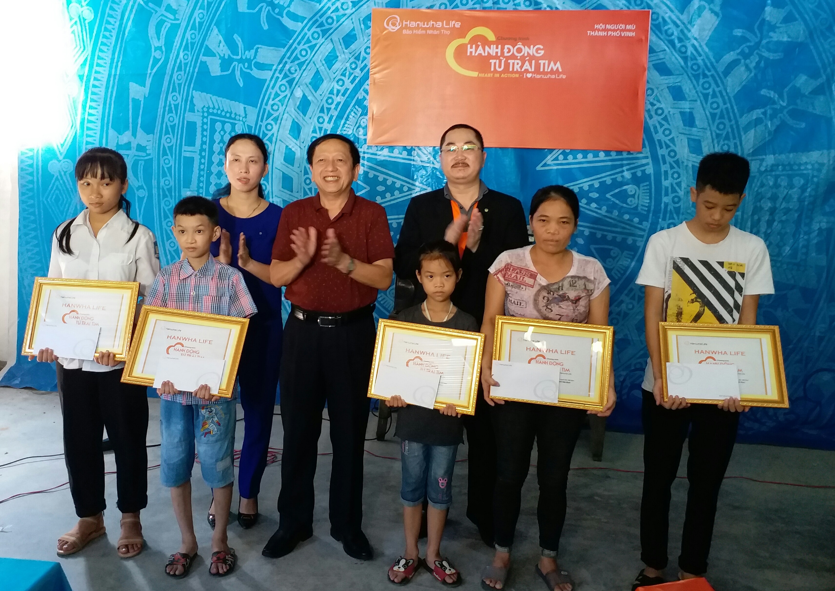 Đại diện MTTQ thành phố Vinh và nhà tài trợ trao quà cho học sinh và hội viên người mù