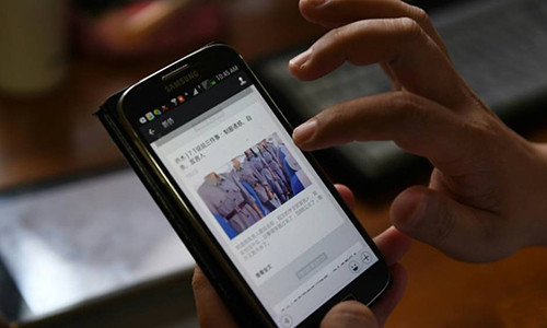 Người sử dụng lên một trang mạng Trung Quốc. Ảnh: AFP.