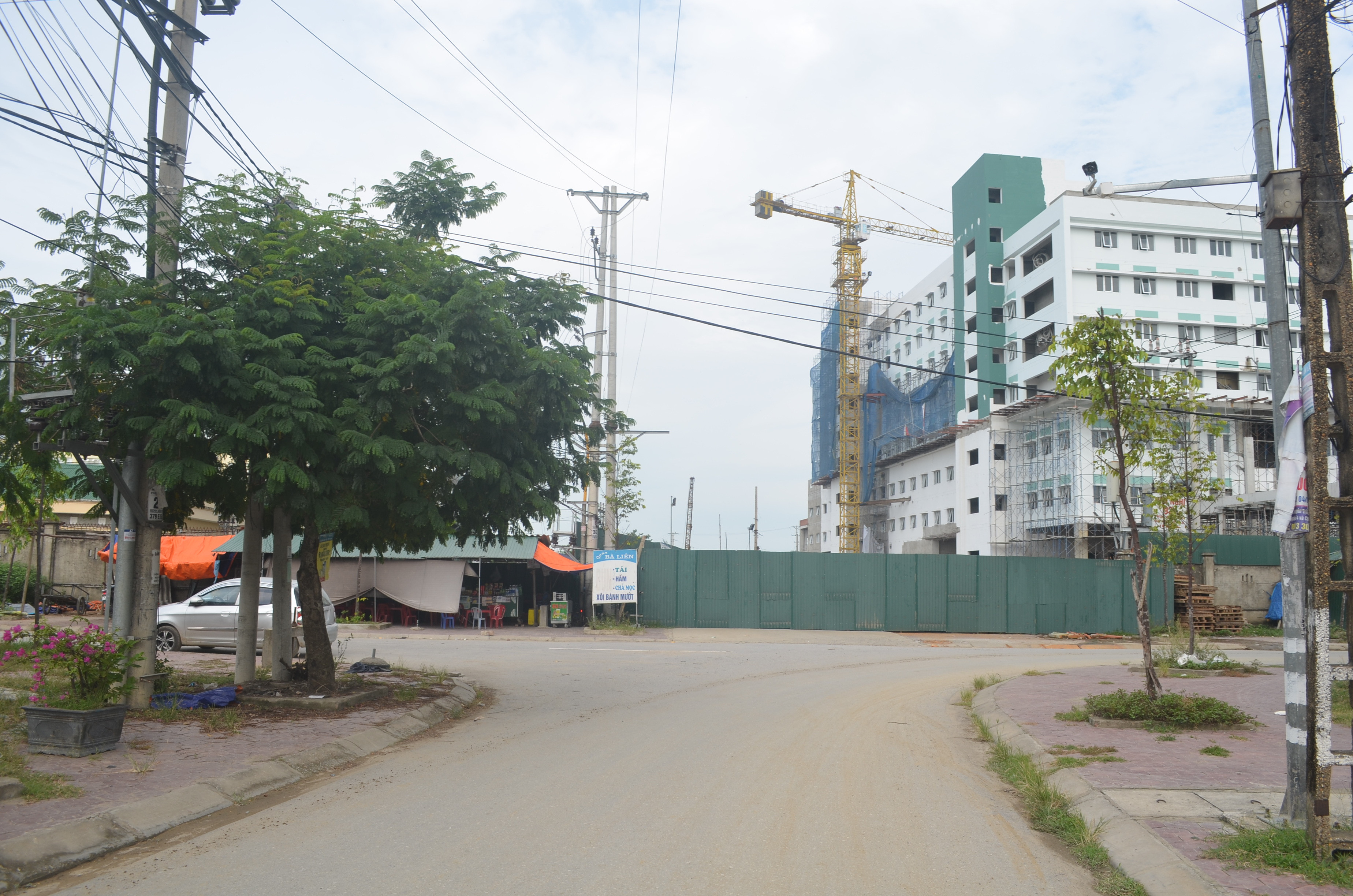 Đoạn cuối đường Hồ Tông Thốc để thông ra Đại lộ Xô Viết Nghệ Tĩnh bị đóng bởi việc thực hiện dự án bệnh viện. Ảnh Nhật Lân.