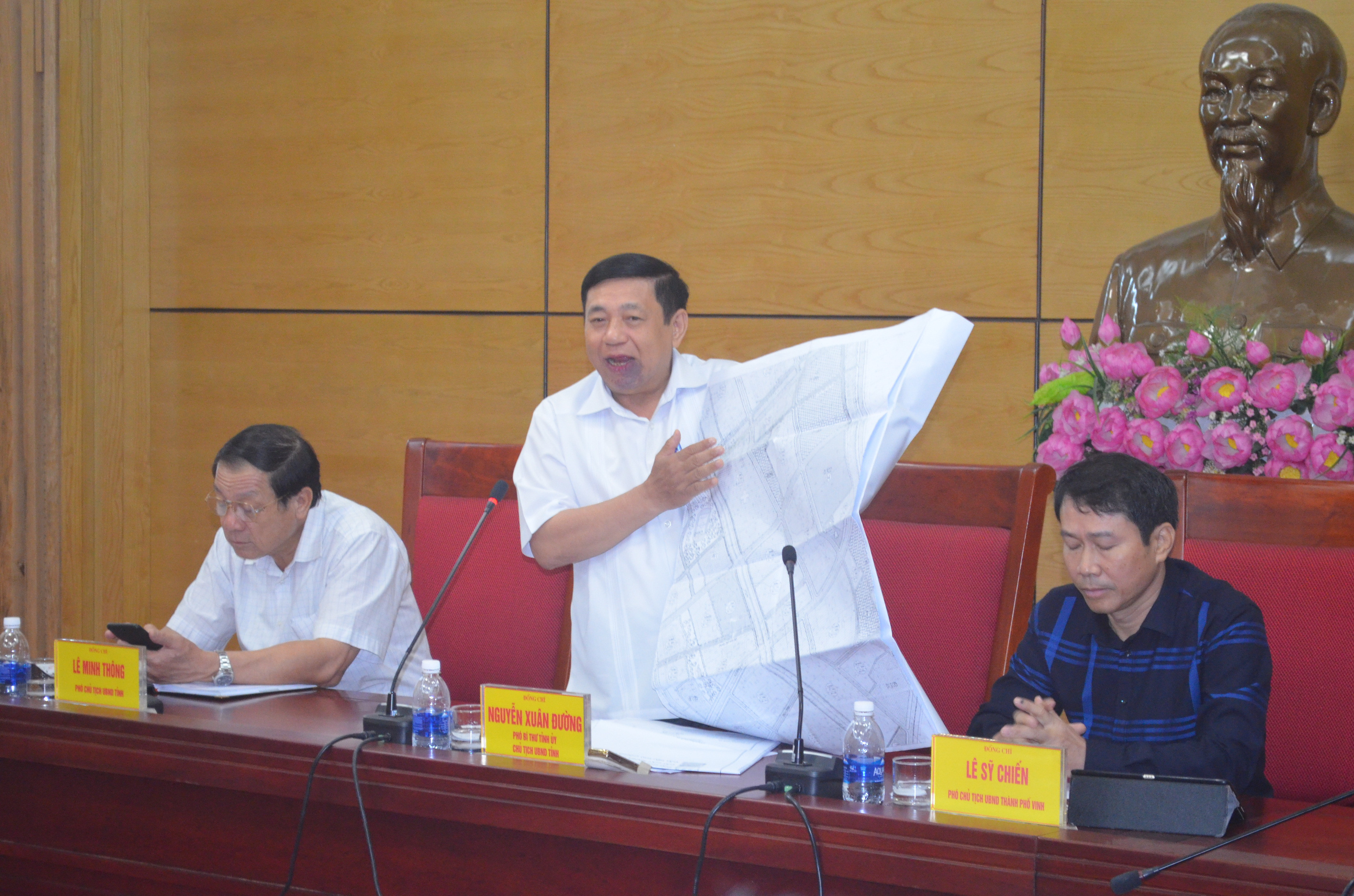 Chủ tịch UBND tỉnh Nguyễn Xuân Đường kiểm tra quy hoạch chi tiết xã Nghi Phú năm 2003 tại buổi làm việc ngày 18/9/2018. Ảnh: Nhật Lân.