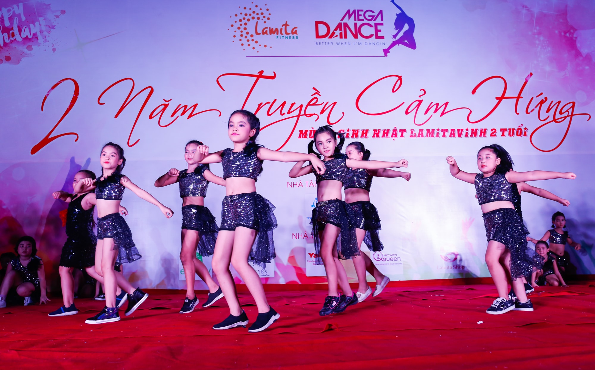 2. Mở màn bằng tiết mục đầy sôi động của các bé. Học Zumba sẽ đem lại nguồn cảm hứng với vận động cho các bé, giúp các bé có niềm đam mê với vận động, tránh xa Iphone Ipad (ảnh tiết mục nhảy của các bé)