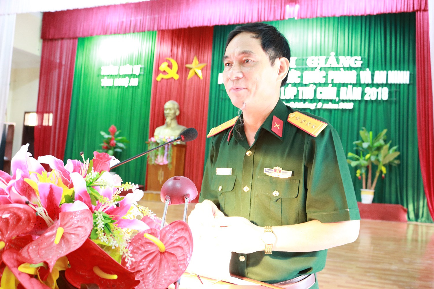 Đại tá Trần Văn Hùng - Ủy viên Ban thường vụ Tỉnh ủy, Chỉ huy trưởng Bộ CHQS tỉnh phát biểu giao nhiệm vụ tại lớp bồi dưỡng. Ảnh: Văn Nhật