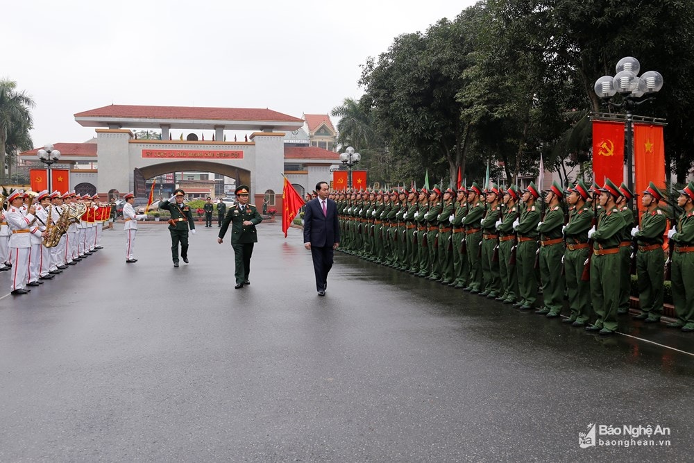 Chủ tịch nước Trần Đại Quang thăm và làm việc với Bộ Tư lệnh Quân khu 4 chiều 15/1/2017.